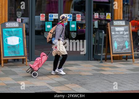 Preston; Lancashire. 4. Mai 2021; UK Wetter; Anoraks wasserdichte Jacken und Regenmäntel sind an einem kalten, nassen und windigen Tag im Stadtzentrum an der Tagesordnung. Kredit; MediaWorldImages/AlamyLiveNews. Stockfoto