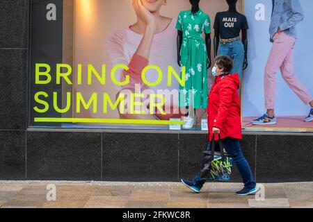 Preston; Lancashire. 4. Mai 2021; UK Wetter; Anoraks wasserdichte Jacken und Regenmäntel sind an einem kalten, nassen und windigen Tag im Stadtzentrum an der Tagesordnung. Kredit; MediaWorldImages/AlamyLiveNews. Stockfoto