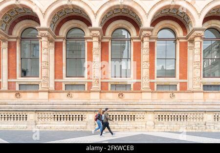 Juli 2020. London. Menschen bei Victoria und Albert oder V und EINEM Museum, London, England Stockfoto