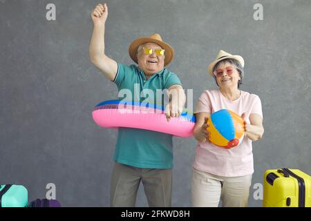 Studio-Porträt von glücklichen älteren Paar tanzen und Spaß haben Mit aufblasbarem Strandspielzeug Stockfoto