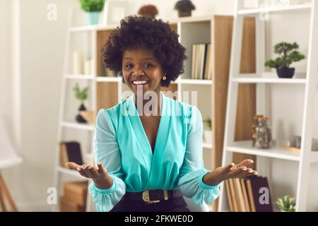 Glückliche junge afroamerikanische Frau lächelt am Kamera-Headshot-Porträt Stockfoto