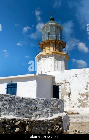 An einem Sommertag geht die Zeit über eine verlassene Leuchtturminsel Mykonos Griechenland Stockfoto
