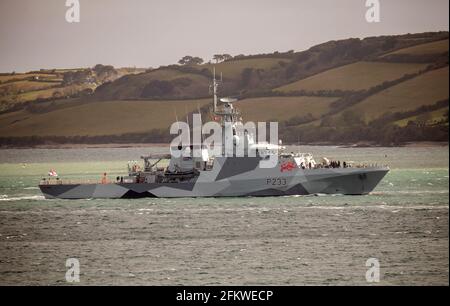 Falmouth, Cornwall, Großbritannien. Mai 2021. Die ikonische „Dazzle“-Lackierung wurde kürzlich auf HMS Tamar aufgetragen. Hier gesehen, als die HMS Tamar den Hafen von Falmouth verlässt, wurde das Schema erstmals im 1. Weltkrieg, weniger im 2. Weltkrieg, verwendet, um es Submarinern zu erschweren, die Fahrtrichtung und Geschwindigkeit des Schiffes zu messen. Kredit: Bob Sharples/Alamy Live Nachrichten Stockfoto