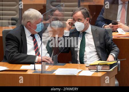 - von links nach rechts Karl-Josef LAUMANN, CDU, Minister für Arbeit, Gesundheit und Soziales des Landes Nordrhein-Westfalen, Und Armin LASCHET, CDU, Ministerpräsident des Landes Nordrhein-Westfalen, debattieren zum Thema > 127. Plenarsitzung im landtag Nordrhein-Westfalen NRW, Düsseldorf am 30. April 2021, weltweit Stockfoto