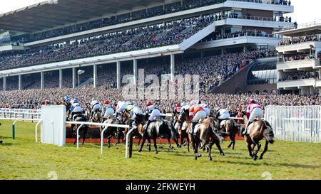 2010 CHELTENHAM FESTIVAL. TAG 16/3/10. DAS 1. RENNEN DIE HÜRDE DER WIRBELSÄULENFORSCHUNG BEIM 2. BILD DAVID ASHDOWN Stockfoto