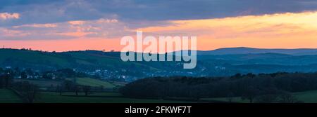 Sonnenuntergang über Totnes Fields, Berry Pomeroy Village, Devon, England, Europa Stockfoto