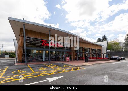 Harlow, Essex, Großbritannien. Mai 2021. Die kanadische Restaurantkette Tim Hortons eröffnet in Harlow, Essex. Vor der offiziellen Eröffnung am Mittwoch, den 5. Mai 2021, veranstalteten die Mitarbeiter einen exklusiven Tag der Presseöffnung. Kredit: Ricci Fothergill/Alamy Live Nachrichten Stockfoto