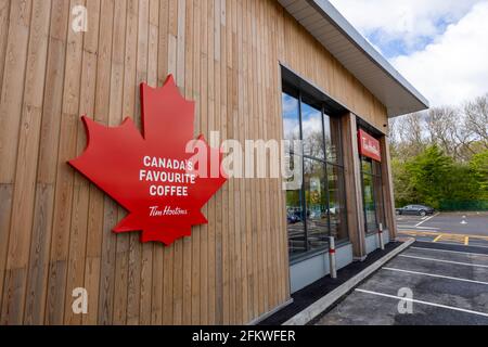 Harlow, Essex, Großbritannien. Mai 2021. Die kanadische Restaurantkette Tim Hortons eröffnet in Harlow, Essex. Vor der offiziellen Eröffnung am Mittwoch, den 5. Mai 2021, veranstalteten die Mitarbeiter einen exklusiven Tag der Presseöffnung. Kredit: Ricci Fothergill/Alamy Live Nachrichten Stockfoto