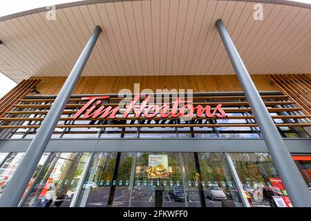 Harlow, Essex, Großbritannien. Mai 2021. Die kanadische Restaurantkette Tim Hortons eröffnet in Harlow, Essex. Vor der offiziellen Eröffnung am Mittwoch, den 5. Mai 2021, veranstalteten die Mitarbeiter einen exklusiven Tag der Presseöffnung. Kredit: Ricci Fothergill/Alamy Live Nachrichten Stockfoto