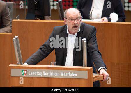 Düsseldorf, Deutschland. April 2021. Rainer SCHMELTZER, SPD-Bundestagsfraktion, während seiner Rede, 127. Plenarsitzung im landtag Nordrhein-Westfalen NRW, Düsseldorf am 30. April 2021, zur weltweiten Nutzung Quelle: dpa/Alamy Live News Stockfoto