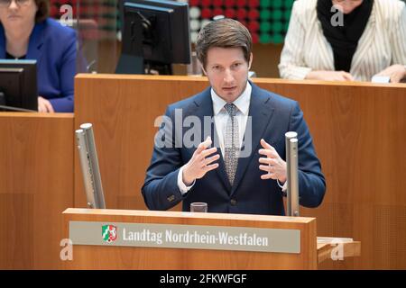 Düsseldorf, Deutschland. April 2021. Dr. Martin VINCENTZ, AfD-Fraktion, während seiner Rede, 127. Plenarsitzung im landtag Nordrhein-Westfalen NRW, Düsseldorf am 30. April 2021, zur weltweiten Nutzung Quelle: dpa/Alamy Live News Stockfoto