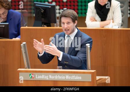 Düsseldorf, Deutschland. April 2021. Dr. Martin VINCENTZ, AfD-Fraktion, während seiner Rede, 127. Plenarsitzung im landtag Nordrhein-Westfalen NRW, Düsseldorf am 30. April 2021, zur weltweiten Nutzung Quelle: dpa/Alamy Live News Stockfoto