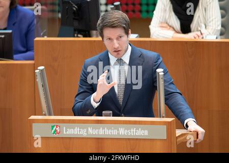 Düsseldorf, Deutschland. April 2021. Dr. Martin VINCENTZ, AfD-Fraktion, während seiner Rede, 127. Plenarsitzung im landtag Nordrhein-Westfalen NRW, Düsseldorf am 30. April 2021, zur weltweiten Nutzung Quelle: dpa/Alamy Live News Stockfoto