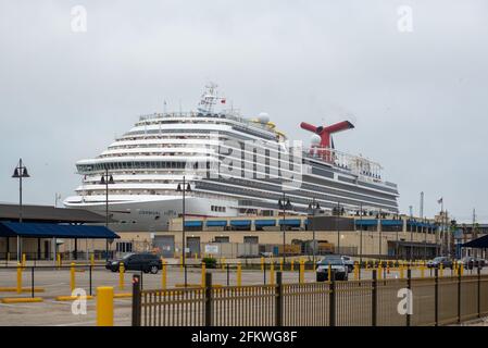 Das Carnival Vista-Kreuzschiff dockte am 3. Mai 2021 in Galveston, Tx an. Zwei Kreuzschiffe, die Vista und die Breeze, kehrten am 2. Mai 2021 nach über einem Jahr Entfernung aufgrund von Reisebeschränkungen für Covid-19 zum Hafen von Galveston zurück. Carnival hofft, bald mit den Passagieren zu kreuzen. (Foto von Jennifer Lake/SIPA USA) Stockfoto