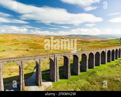 Luftaufnahme des Ribblehead Viadukts, das sich in North Yorkshire befindet, dem längsten und dritthöchsten Bauwerk auf der Settle-Carlisle-Linie. Touristenattraktion Stockfoto