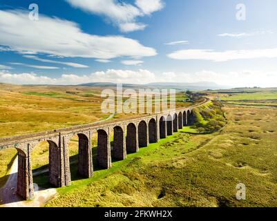 Luftaufnahme des Ribblehead Viadukts, das sich in North Yorkshire befindet, dem längsten und dritthöchsten Bauwerk auf der Settle-Carlisle-Linie. Touristenattraktion Stockfoto