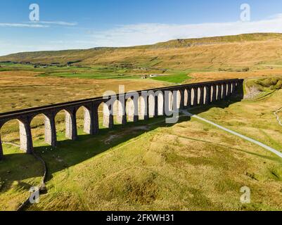 Luftaufnahme des Ribblehead Viadukts, das sich in North Yorkshire befindet, dem längsten und dritthöchsten Bauwerk auf der Settle-Carlisle-Linie. Touristenattraktion Stockfoto