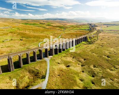 Luftaufnahme des Ribblehead Viadukts, das sich in North Yorkshire befindet, dem längsten und dritthöchsten Bauwerk auf der Settle-Carlisle-Linie. Touristenattraktion Stockfoto