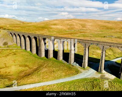 Luftaufnahme des Ribblehead Viadukts, das sich in North Yorkshire befindet, dem längsten und dritthöchsten Bauwerk auf der Settle-Carlisle-Linie. Touristenattraktion Stockfoto