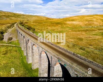 Luftaufnahme des Ribblehead Viadukts, das sich in North Yorkshire befindet, dem längsten und dritthöchsten Bauwerk auf der Settle-Carlisle-Linie. Touristenattraktion Stockfoto