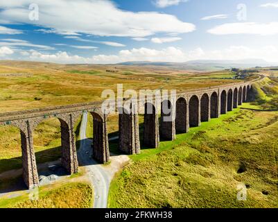 Luftaufnahme des Ribblehead Viadukts, das sich in North Yorkshire befindet, dem längsten und dritthöchsten Bauwerk auf der Settle-Carlisle-Linie. Touristenattraktion Stockfoto