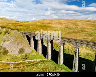 Luftaufnahme des Ribblehead Viadukts, das sich in North Yorkshire befindet, dem längsten und dritthöchsten Bauwerk auf der Settle-Carlisle-Linie. Touristenattraktion Stockfoto