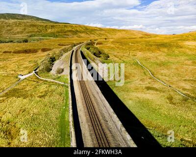 Luftaufnahme des Ribblehead Viadukts, das sich in North Yorkshire befindet, dem längsten und dritthöchsten Bauwerk auf der Settle-Carlisle-Linie. Touristenattraktion Stockfoto