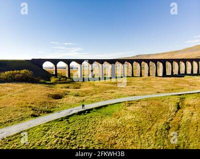 Luftaufnahme des Ribblehead Viadukts, das sich in North Yorkshire befindet, dem längsten und dritthöchsten Bauwerk auf der Settle-Carlisle-Linie. Touristenattraktion Stockfoto