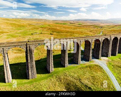 Luftaufnahme des Ribblehead Viadukts, das sich in North Yorkshire befindet, dem längsten und dritthöchsten Bauwerk auf der Settle-Carlisle-Linie. Touristenattraktion Stockfoto