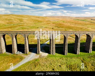 Luftaufnahme des Ribblehead Viadukts, das sich in North Yorkshire befindet, dem längsten und dritthöchsten Bauwerk auf der Settle-Carlisle-Linie. Touristenattraktion Stockfoto