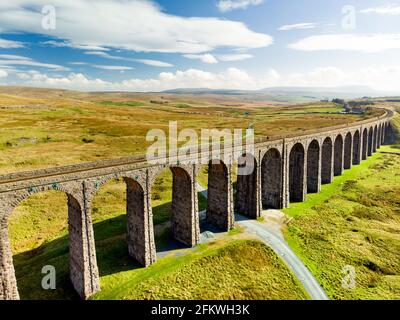 Luftaufnahme des Ribblehead Viadukts, das sich in North Yorkshire befindet, dem längsten und dritthöchsten Bauwerk auf der Settle-Carlisle-Linie. Touristenattraktion Stockfoto