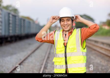 Portrait Ingenieur Mann, der in der Eisenbahn arbeitet. Chief Engineer in der Hard hat in der Wartungseinrichtung, Ingenieur- und Reparaturman-Konzept. Zuerst Sicherheit Stockfoto
