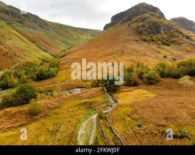 Luftaufnahme von Stonethwaite Beck, einem kleinen Fluss, der sich am Zusammenfluss von Langstrath Beck und Greenup Gill unterhalb von Eagle Crag gebildet hat. Erkunden Sie das wunderschöne n Stockfoto