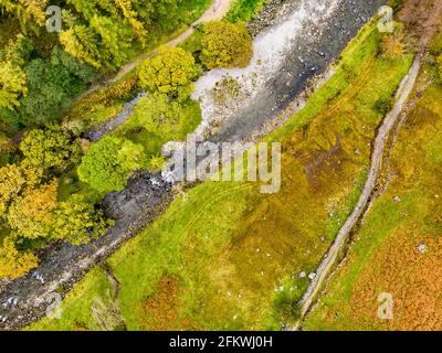 Luftaufnahme von Stonethwaite Beck, einem kleinen Fluss, der sich am Zusammenfluss von Langstrath Beck und Greenup Gill unterhalb von Eagle Crag gebildet hat. Erkunden Sie das wunderschöne n Stockfoto