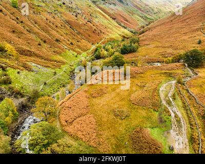 Luftaufnahme von Stonethwaite Beck, einem kleinen Fluss, der sich am Zusammenfluss von Langstrath Beck und Greenup Gill unterhalb von Eagle Crag gebildet hat. Erkunden Sie das wunderschöne n Stockfoto