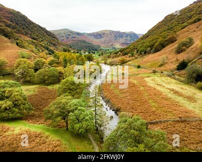 Luftaufnahme von Stonethwaite Beck, einem kleinen Fluss, der sich am Zusammenfluss von Langstrath Beck und Greenup Gill unterhalb von Eagle Crag gebildet hat. Erkunden Sie das wunderschöne n Stockfoto