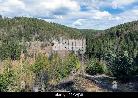 Ziemstalbrücke Auf Der Stillliegenden Bahnstrecke Zwischen Ziegenrück Und Remptendorf In Thüringen, Deutschland, Europa Stockfoto