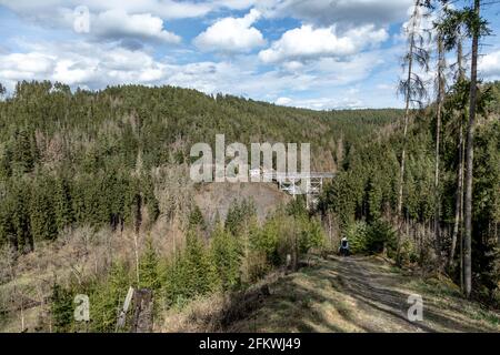 Ziemestalbrücke Auf Der Stillliegenden Bahnstrecke Zwischen Ziegenrück Und Remptendorf In Thüringen, Deutschland, Europa Stockfoto
