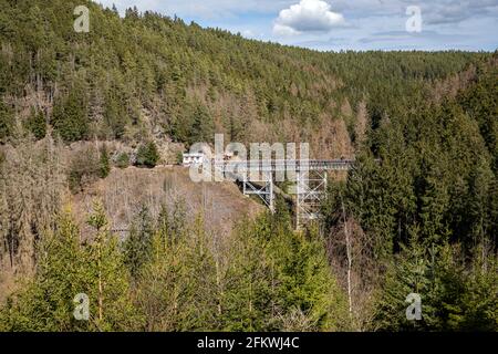 Ziemstalbrücke Auf Der Stillliegenden Bahnstrecke Zwischen Ziegenrück Und Remptendorf In Thüringen, Deutschland, Europa Stockfoto
