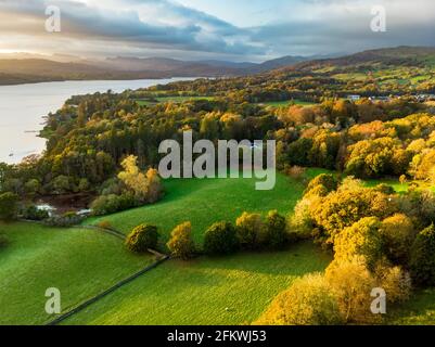 Luftaufnahme des Windermere Lake, dem größten natürlichen See im Lake District und in England, Cumbria, Großbritannien. Sonniger Herbstabend in der Seenplatte. Stockfoto