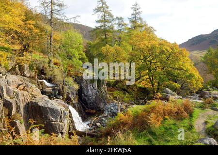 Rauschende Gewässer von Stickle Ghyll, gelegen im Lake District, Cumbria, Großbritannien. Beliebte Touristenattraktionen im Great Langdale Valley, berühmt für seine Gletscherzeit Stockfoto