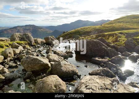 Rauschende Gewässer von Stickle Ghyll, gelegen im Lake District, Cumbria, Großbritannien. Beliebte Touristenattraktionen im Great Langdale Valley, berühmt für seine Gletscherzeit Stockfoto