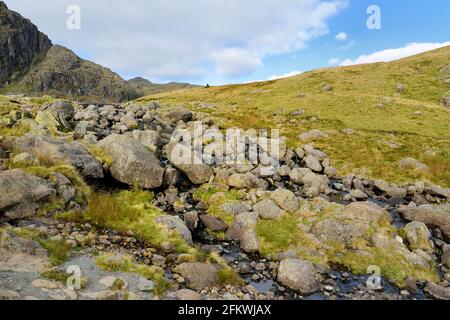 Rauschende Gewässer von Stickle Ghyll, gelegen im Lake District, Cumbria, Großbritannien. Beliebte Touristenattraktionen im Great Langdale Valley, berühmt für seine Gletscherzeit Stockfoto