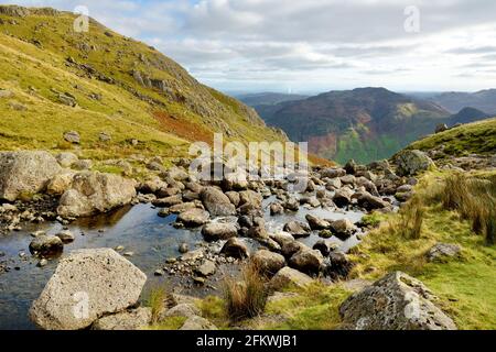 Rauschende Gewässer von Stickle Ghyll, gelegen im Lake District, Cumbria, Großbritannien. Beliebte Touristenattraktionen im Great Langdale Valley, berühmt für seine Gletscherzeit Stockfoto