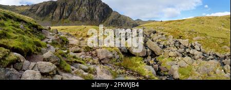 Rauschende Gewässer von Stickle Ghyll, gelegen im Lake District, Cumbria, Großbritannien. Beliebte Touristenattraktionen im Great Langdale Valley, berühmt für seine Gletscherzeit Stockfoto