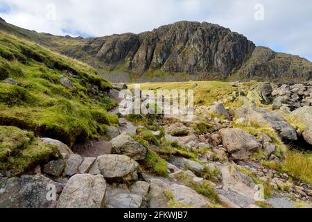 Rauschende Gewässer von Stickle Ghyll, gelegen im Lake District, Cumbria, Großbritannien. Beliebte Touristenattraktionen im Great Langdale Valley, berühmt für seine Gletscherzeit Stockfoto