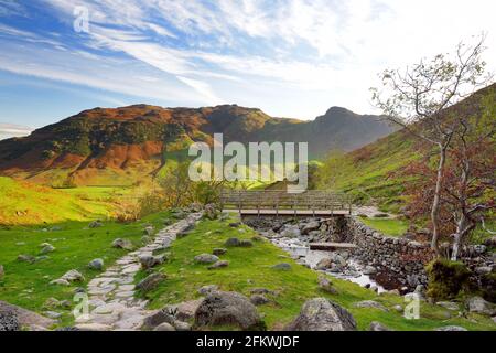 Malerische Sonnenuntergänge über dem Great Langdale Valley im Lake District, berühmt für seine Gletscherbandseen und zerklüfteten Berge. Beliebter Urlaub destinati Stockfoto