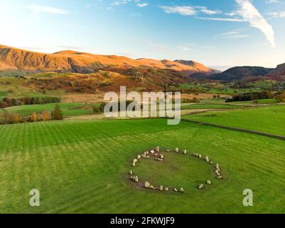 Luftaufnahme des Castlerigg-Steinkreises, der sich in der Nähe von Keswick in Cumbria, Nordwestengland, befindet und als Teil einer megalithischen Tradition während des Th errichtet wurde Stockfoto