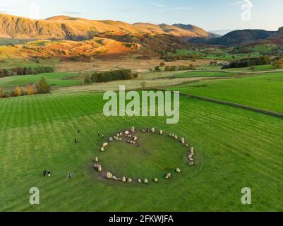 Luftaufnahme des Castlerigg-Steinkreises, der sich in der Nähe von Keswick in Cumbria, Nordwestengland, befindet und als Teil einer megalithischen Tradition während des Th errichtet wurde Stockfoto