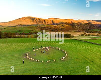 Luftaufnahme des Castlerigg-Steinkreises, der sich in der Nähe von Keswick in Cumbria, Nordwestengland, befindet und als Teil einer megalithischen Tradition während des Th errichtet wurde Stockfoto